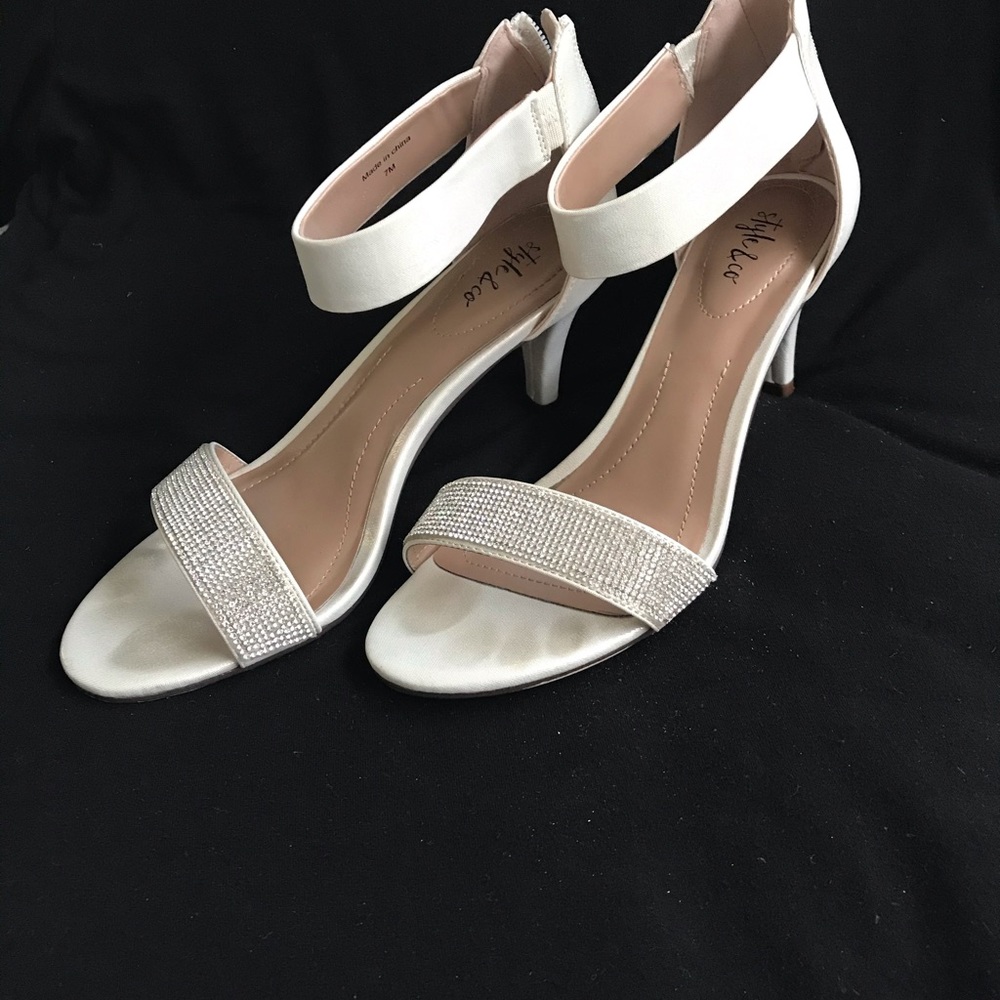 Creamy metallic off white color heels. Size 7